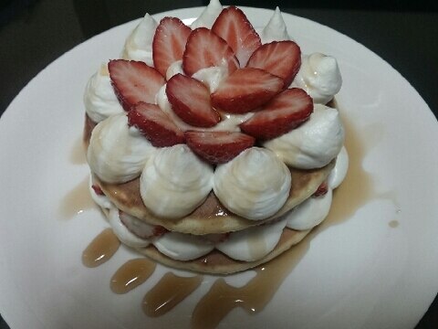 いちごのショートケーキ風ホットケーキ